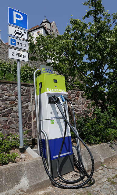 Ladesäule hoch